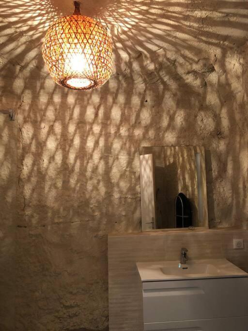 Nuit Insolite Dans Une Troglodyte ! Villa Nazelles-Negron Екстериор снимка